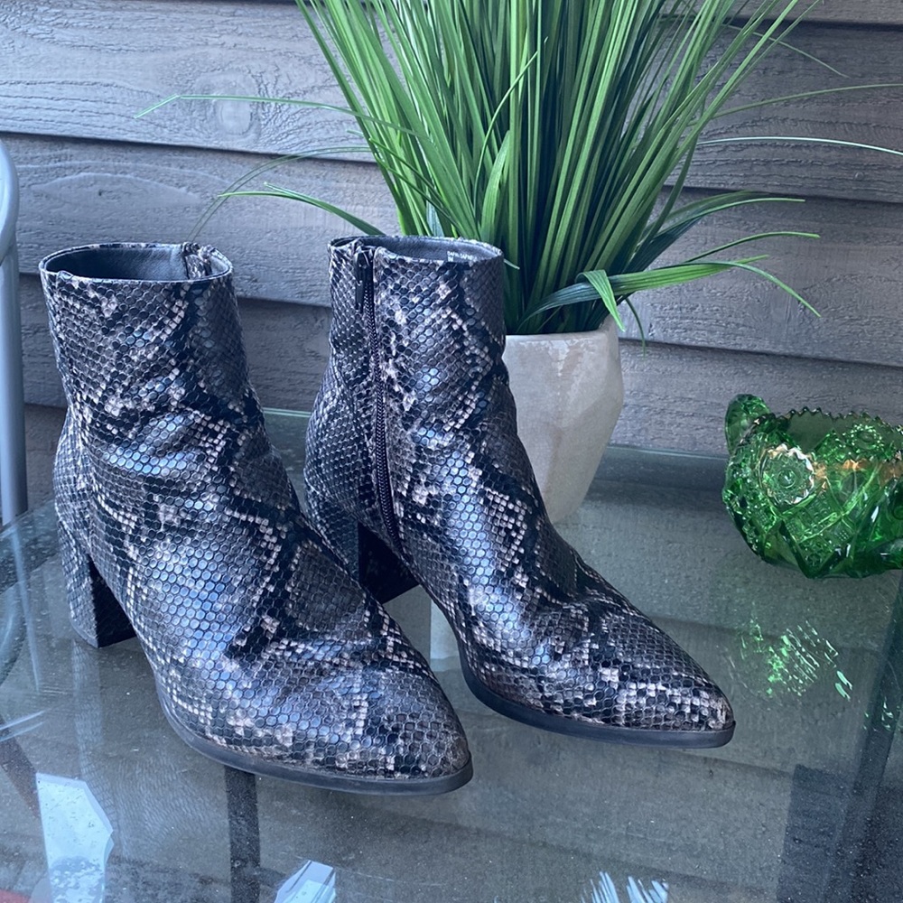Steve Madden Gray Dafani Pointy Toe Snakeskin Embossed Ankle Boots/Booties